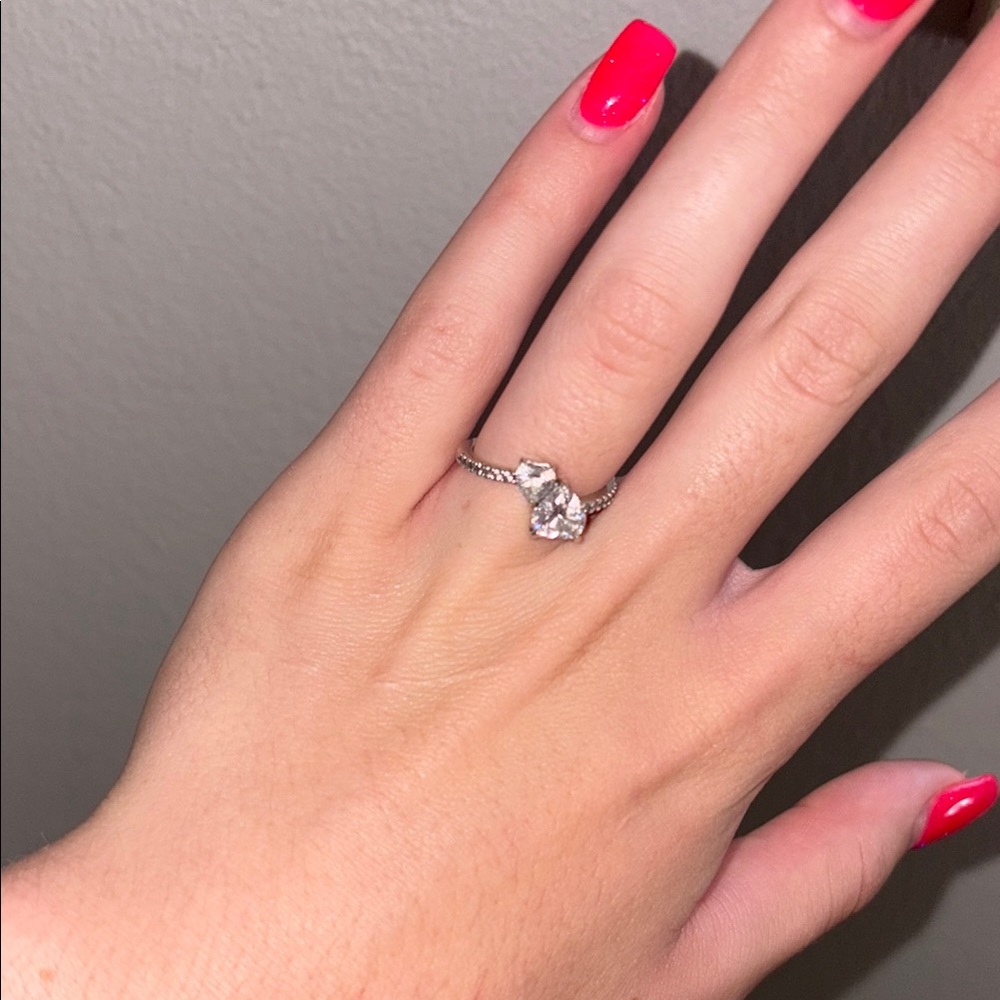 Elegant Silver Ring with Clear Gemstone pandora!!